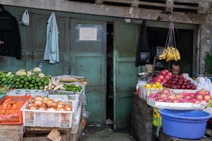 バナナも売るジャカルタの青果店