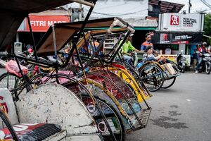 チルボン駅前に停まっていたベチャ