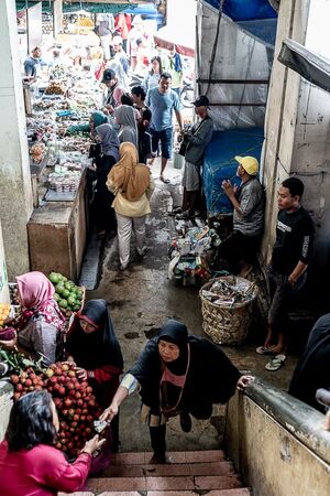 カノマン市場で買い物するチャドルの女性