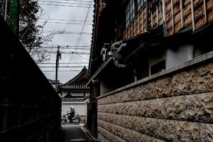 路地の先を走るバイク