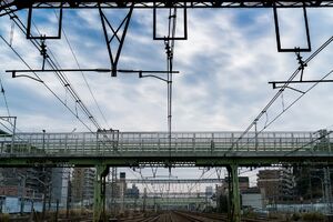 架線の向こうに見える跨線橋