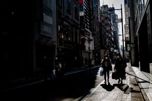 西五番街通りを歩く人びと