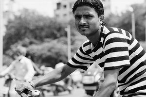 自転車に乗った男