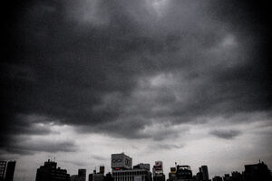 真っ黒な雲の下のビル