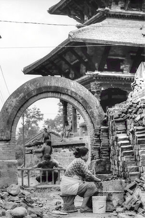 ヒンドゥー教寺院を修復する女