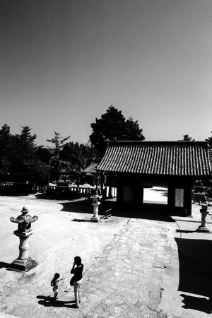 閑散とした吉備津彦神社の境内にいた親子