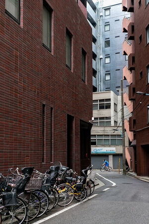 四谷の路地を走る自転車