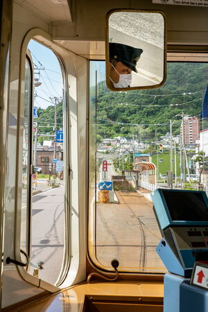 レールの先に見える谷地頭停留場
