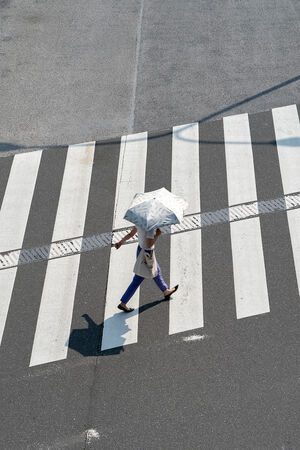 日傘を差して歩く女性