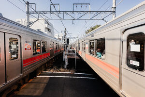 Oimachi Line stopping at Kuhonbutsu Station