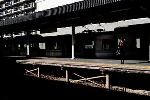 京成佐倉駅のプラットホームで電車を待つ女子高生