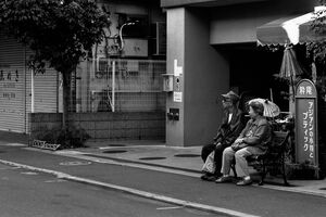 とげ抜き地蔵通りのベンチに腰掛けた老夫婦