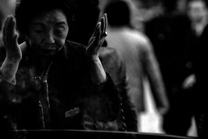 浅草寺で煙を浴びる女性