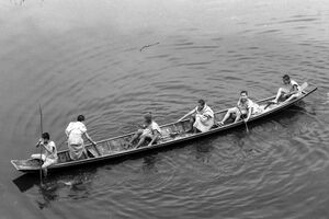 ボートに乗って遊ぶ若い僧侶たち