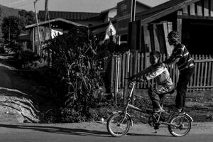 自転車に二人乗りした男の子