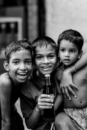 三人の少年と一本のコーラの瓶