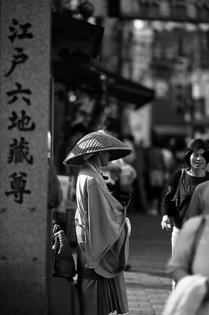 路傍に立つ僧侶