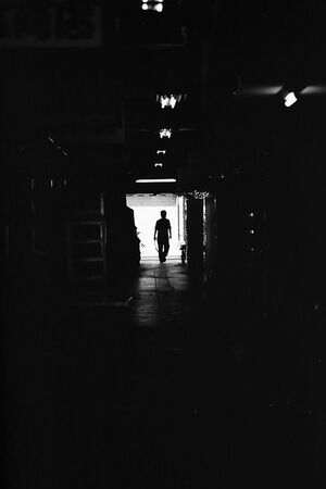 薄暗い通路の人影