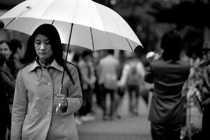 伏し目がちに歩く若い女