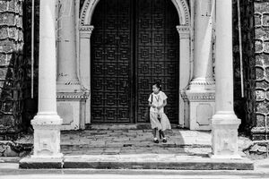 ビガン大聖堂の扉の前に立つ制服姿の女の子