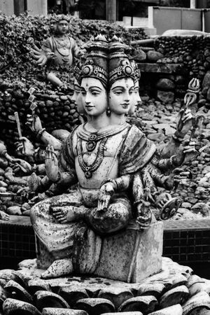沢山の顔と手を持つヒンドゥー教の神様