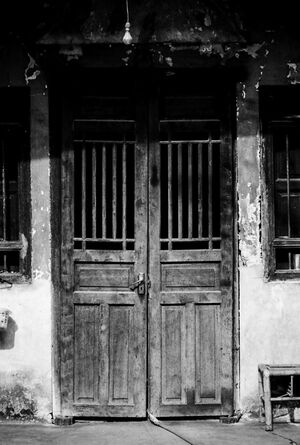 チャイナタウンで見かけた古ぼけた扉