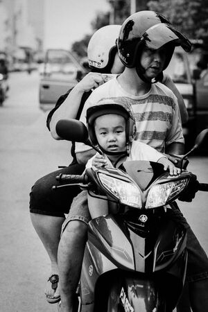 バイクに三人乗りしていた家族連れ