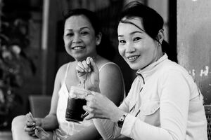 大きなグラスでアイスコーヒーを飲んでた女