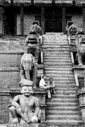 ニャタポラ寺院の階段