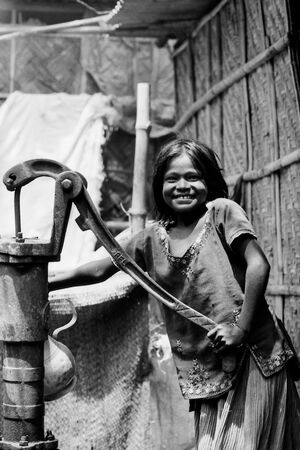 井戸で水を汲む女の子