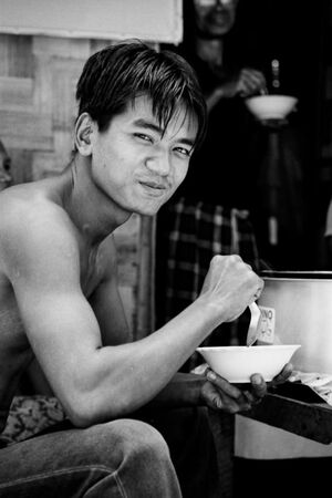 モヒンガーを食べる男
