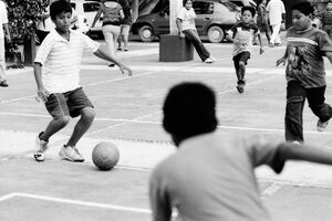 サッカーをする少年たち