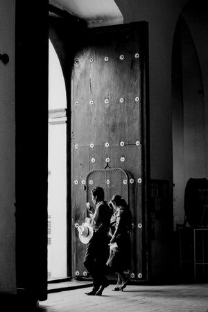 サント・ドミンゴ・デ・グスマン教会の外に出るカップル