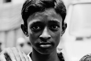 不安そうな顔の男の子
