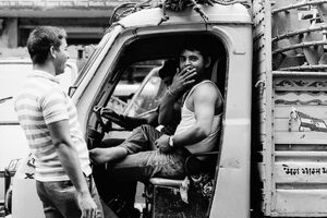 トラックの中で煙草を吸う男
