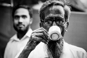 チャを飲む男