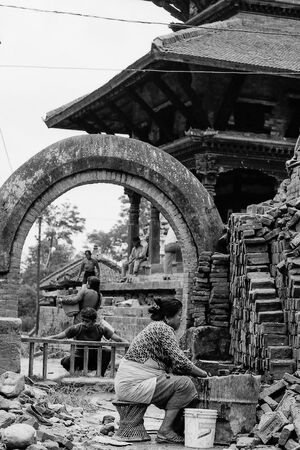 ヒンドゥー教寺院を修復する女