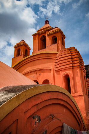鮮やかな色で塗られたヒンドゥー教寺院