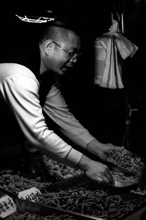 惣菜屋で働く男