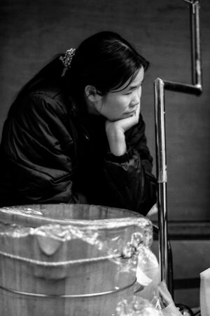 沈鬱な表情の女