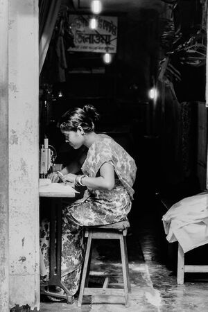 縫製する女