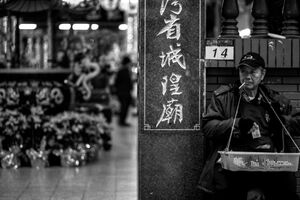 Peddler taking a break in front of Hsiahai City God Temple