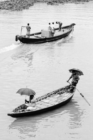 木製の舟の上の蝙蝠傘