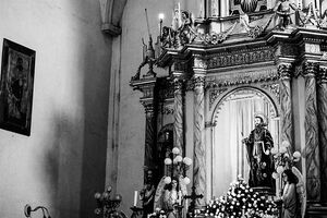ビガン大聖堂にある上の方を見詰める像