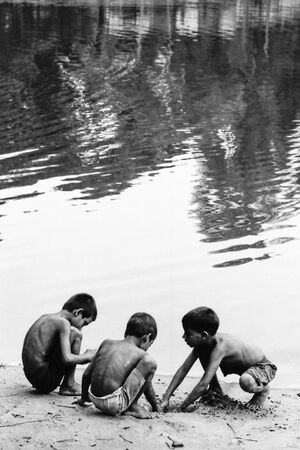 水辺の男の子たち