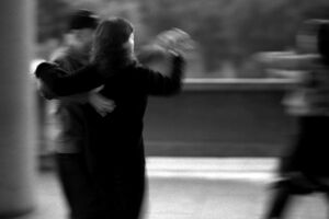 社交ダンスを踊る人びと
