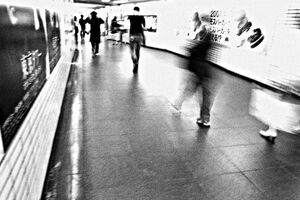 新宿の地下通路を歩く人影