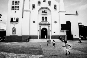 聖マルコ大聖堂の前の子どもたち