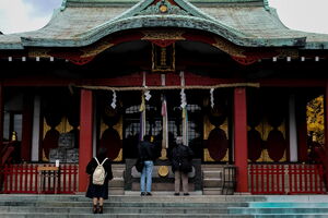 Three worshiper in front of Anamori Inari Jinja Shrine