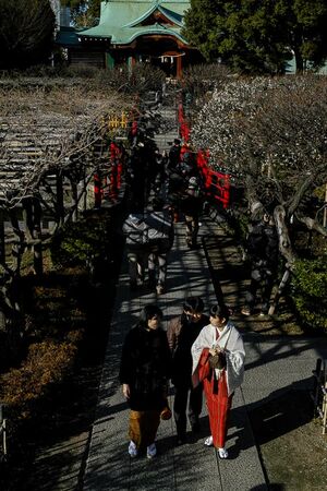 亀戸天神社の参道を歩く人びと